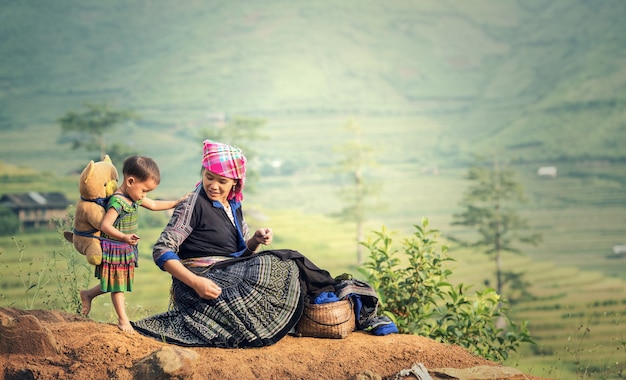 Stammes- Mutter und Tochter der Familie in den Reisterrassen, Tu Le Lao Cai, Vietnam