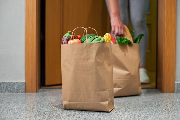 Foto stand de cajas de compras de alimentos en la puerta de la casa o apartamento