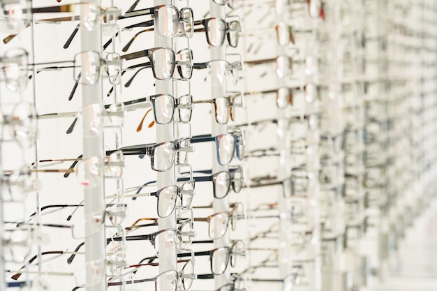 Foto stand com óculos na loja de ótica vitrine com óculos na loja de óculos moderna