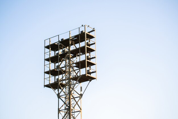 Stand de gran foco de estadio al aire libre con grandes luces