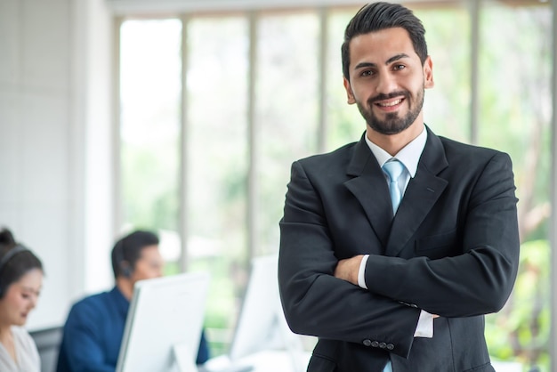 Stand de jefe o gerente y servicio al cliente de fondo feliz o telemarketing