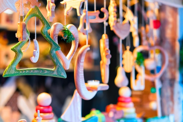 Foto stand con juguetes de madera y adornos para árboles de navidad en el mercado de navidad en el casco antiguo de riga, letonia