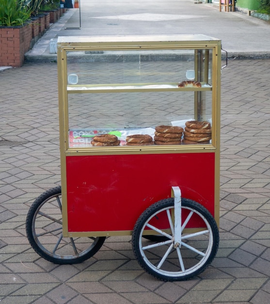 Foto stand móvel com pretzels turcos snack em movimento pequeno negócio no resort venda de produtos de padaria