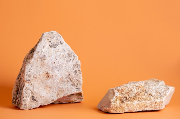 Stand de producto con piedras fondo naranja