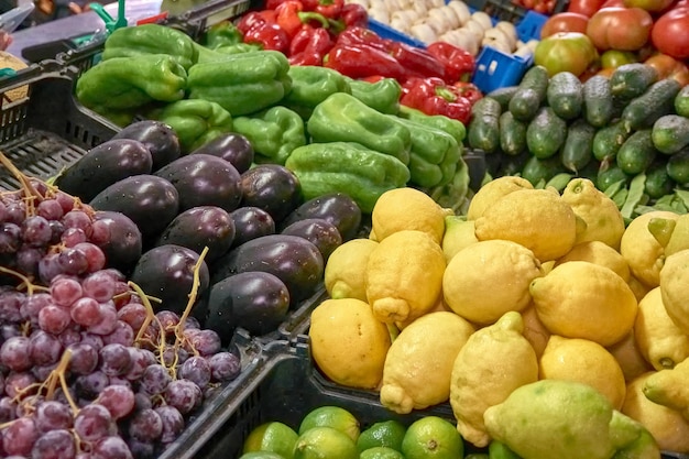 Stand de uvas limones berenjena setas pimienta pepino pepino tomate en el mercado de Graca Azores Portugal