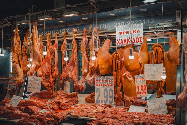 Foto stand de vendedores locales con varios tipos de reuniones en el mercado municipal central de atenas con etiquetas de precios