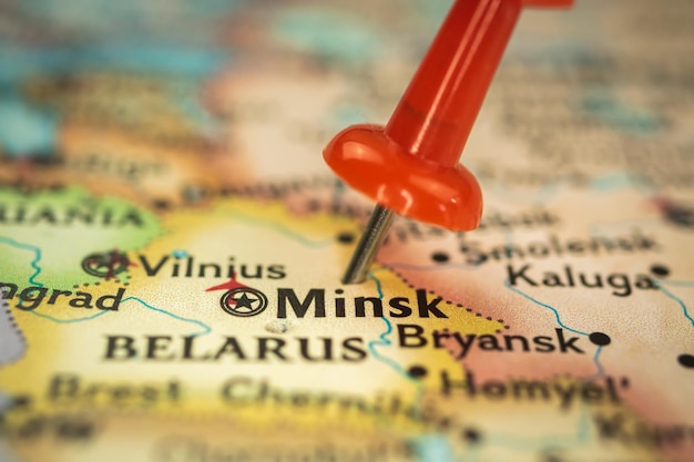 Standort Minsk in Weißrussland Stecknadel auf der Karte, Nahaufnahme des Zielorts für Reisetourismus und Reisekonzept Europa