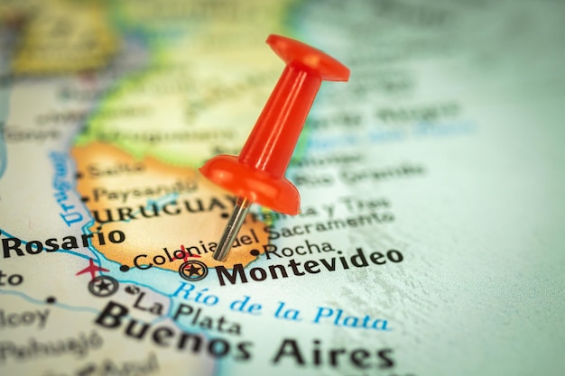 Standort Montevideo Stadt auf Uruguay roter Stecknadel auf der Reisekartenmarkierung und Punkt Nahaufnahme Tourismus- und Reisekonzept Südamerika