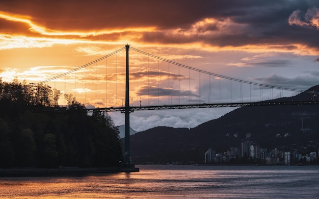 Stanley Park Lions Gate Bridge y ciudad con montañas en segundo plano.