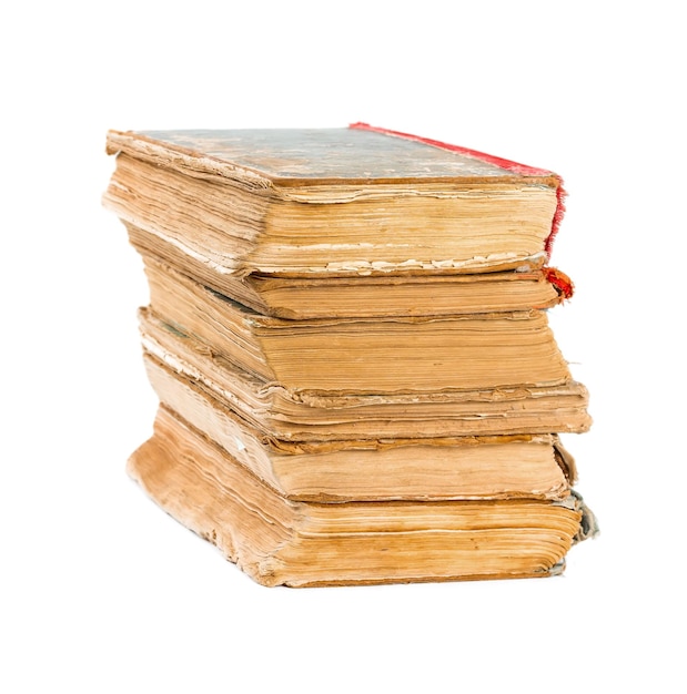 Stapel alter Bücher isoliert auf weißem Hintergrund