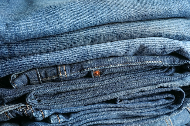 Stapel Blue Jeans als Hintergrund, Platz für Text