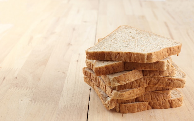 Stapel Brot auf dem Tisch