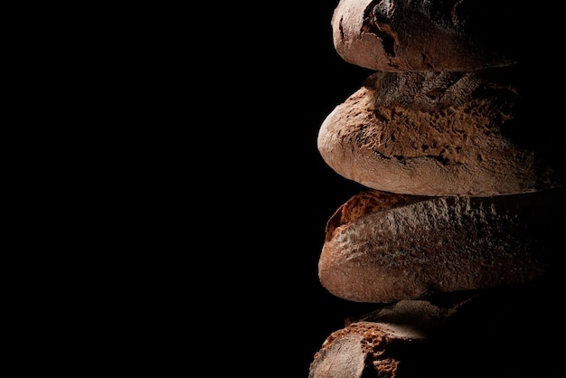 Stapel Brot in der Dunkelheit