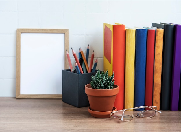 Stapel Bücher auf dem Desktop. Diverse Bücher und Bürobedarf auf dem Tisch