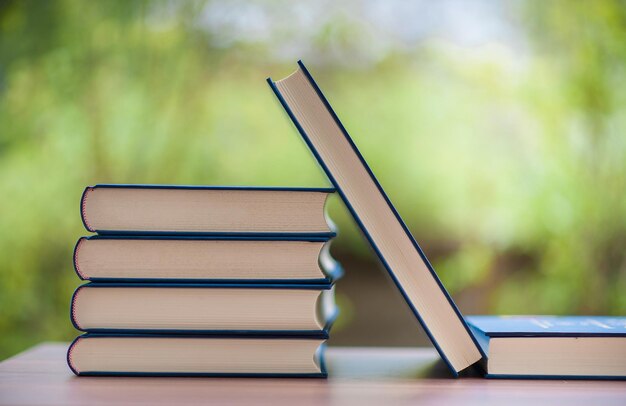 Foto stapel bücher auf dem tisch zu hause