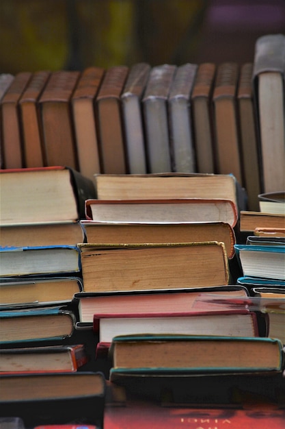 Foto stapel bücher auf dem tisch