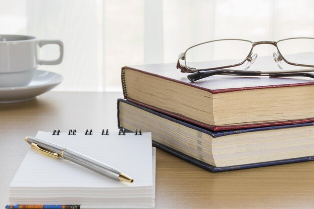 Foto stapel bücher auf dem tisch