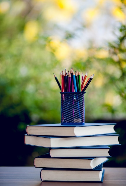 Foto stapel bücher auf dem tisch