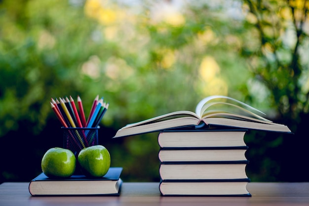 Foto stapel bücher auf dem tisch