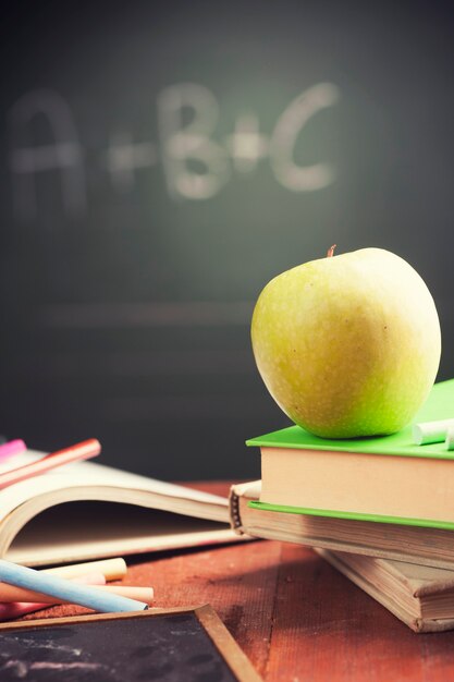 Stapel Bücher im Klassenzimmer