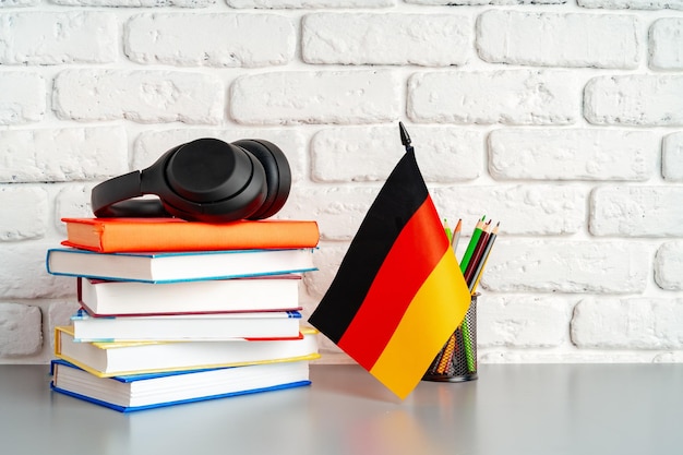 Foto stapel bücher und deutsche flagge auf dem schreibtisch