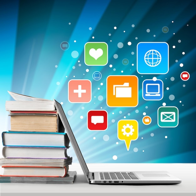 Stapel Bücher und Laptop, moderner Bildungshintergrund