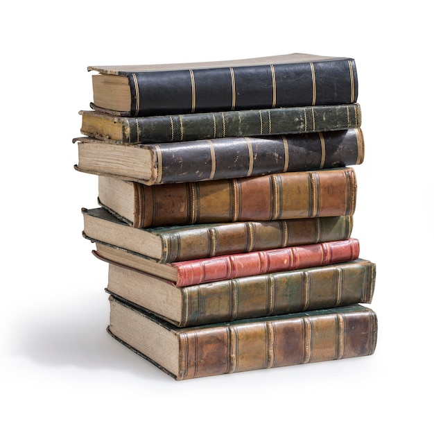 Stapel Bücher vor weißem Hintergrund