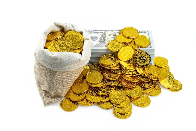 Stapel bündelt Banknoten und Goldmünzen