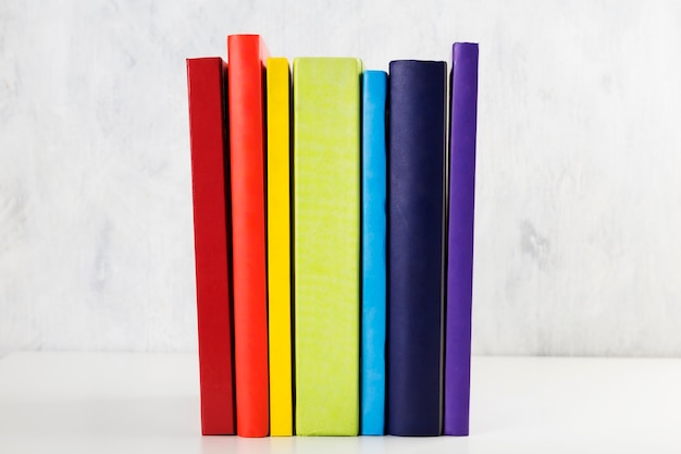 Stapel bunte Regenbogenbücher