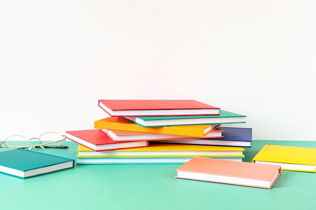 Stapel bunter Bücher und Notizbücher. Bildung, Studium, Lernen, Lehrkonzept