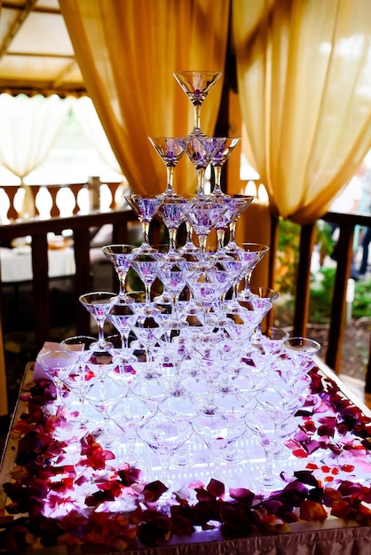 Stapel Champagnergläser auf dem Tisch in der Hochzeitsfeier