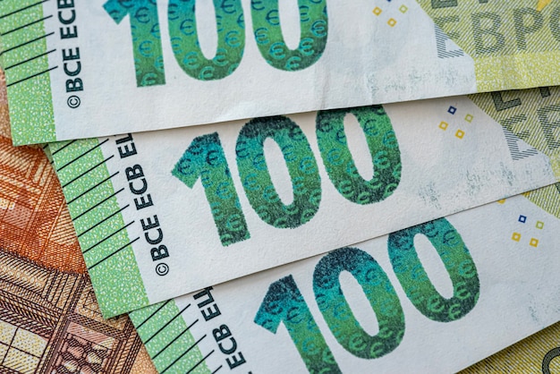 Stapel der europäischen Währung 100 hundert Banknoten, neu. Finanzierungskonzept