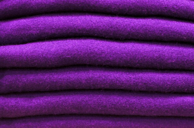 Stapel der ultravioletten woolen strickjackennahaufnahme der tendenz, beschaffenheit, hintergrund