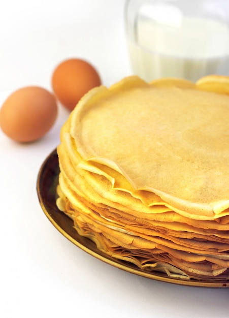 Stapel dünne Pfannkuchen auf einer Platte