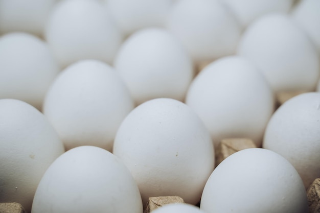 Stapel Eier in Kartonverpackung Frische Eierpackung aus biologischem Anbau