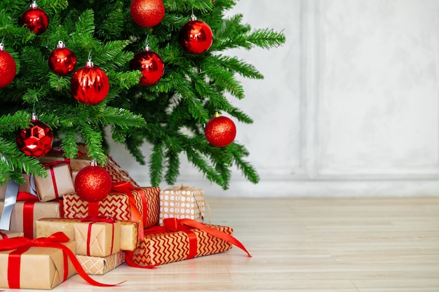 Stapel eingewickelte Geschenke unter Weihnachtsbaum