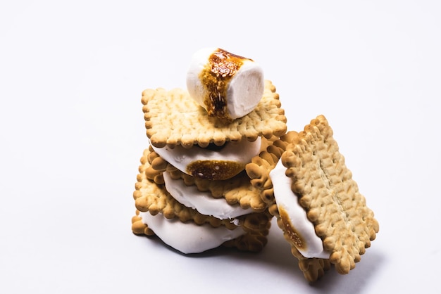 Stapel frisch gerösteter Smores mit Marshmallow und Schokolade Horizontaler Kopierbereich