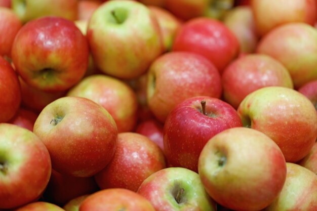 Foto stapel frischer roter äpfel hintergrund close-up hintergrund reifer saftiger äpfel früchte vom markt pflückte äpfel natürliche frische vegetarische nahrung jüdisches neujahr rosh hashanah selektiver fokus