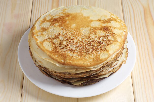 Stapel gebratener Pfannkuchen auf Holztisch