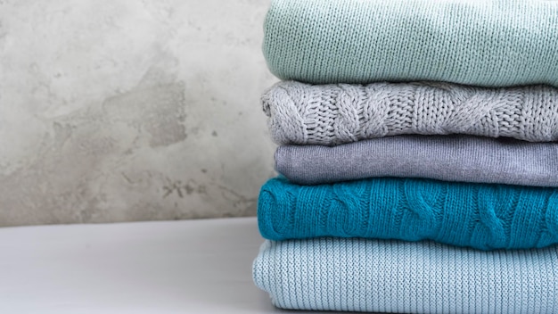 Stapel gefalteter Strickwaren in Blau und Grau