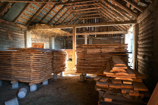 Stapel geschnittener Holzbretter bei der Tischlerarbeit der Holzarbeiterwerkstatt