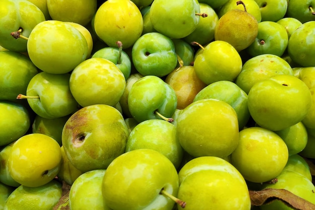 Stapel Greengages auf einem Marktstand