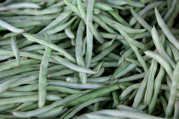 Stapel grüne Bohnen auf einem Marktstand