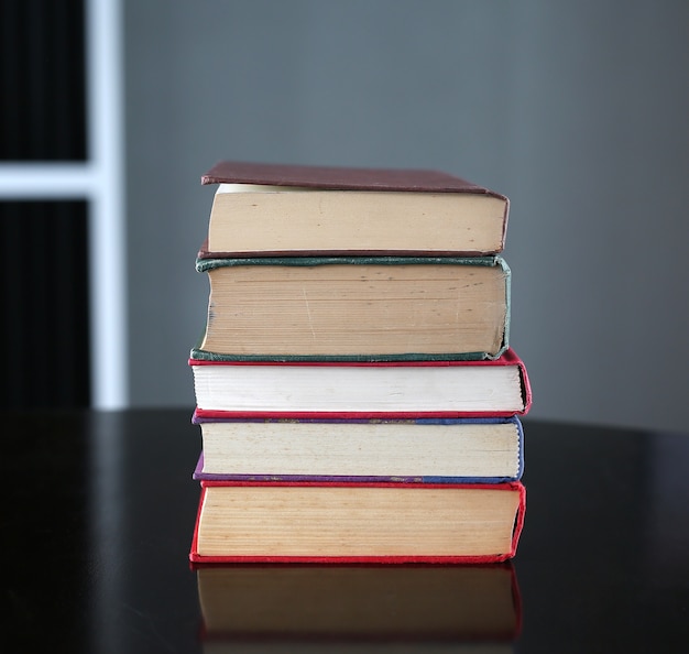 Stapel Hardcover-Bücher auf Holztisch