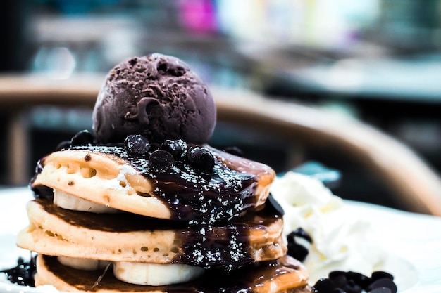 Stapel hausgemachter Schokoladenpfannkuchen mit Schokoladen-Eiskugeln Dessert lecker nach Fleisch