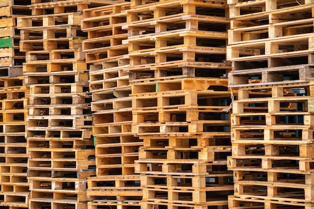 Stapel Holzpalette Industrielle Holzpalette im Fabriklager Fracht- und Versandkonzept