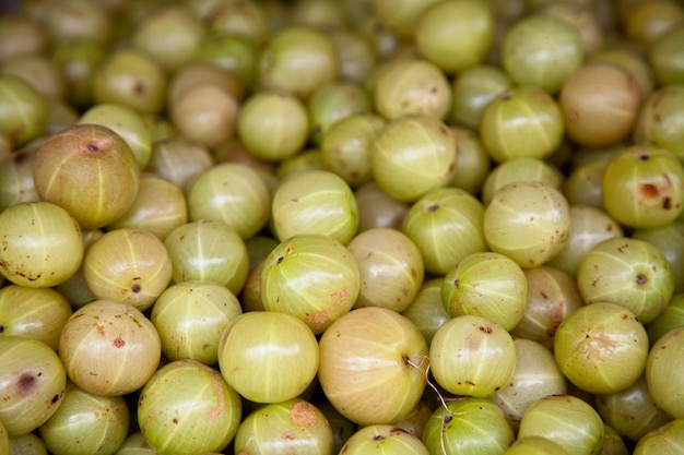 Stapel indischer Stachelbeeren auf einem Marktstand