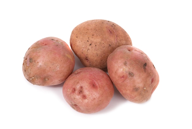 Stapel Kartoffeln lokalisiert auf weißem Hintergrund