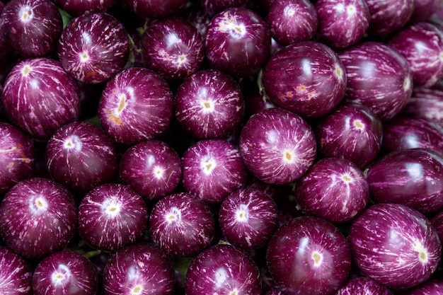 Stapel kleine Auberginen auf einem Marktstand