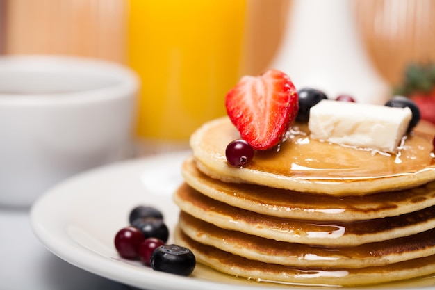 Stapel köstliche Pfannkuchen auf weißer Platte